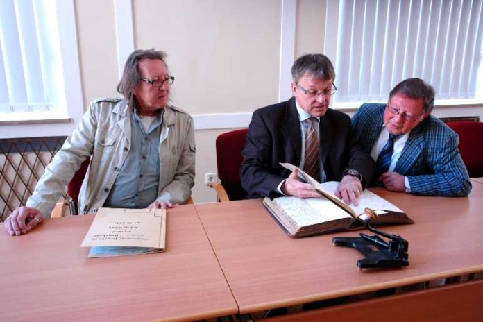 Willibald Zimmermann, Leiter des Grundbuchamts, Bürgermeister Ulli Hockenberger und Clemens Will, Einsichtsstelle (von rechts), blicken gemeinsam auf die Geschichte des Grundbuchamts zurück und informieren über die neue Einsichtsstelle.